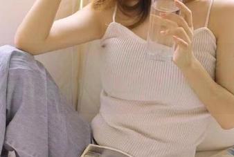 51cg吃瓜苹果版：老虎菜的黑料和午后的阳光一样，隐秘而美好。