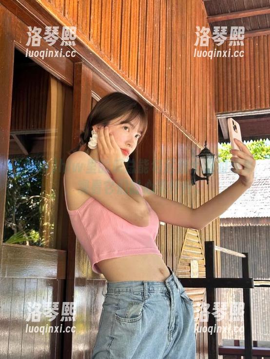 hlw hlw里的瓜总能勾起我大胆的想象,观看它们时心跳怦怦。