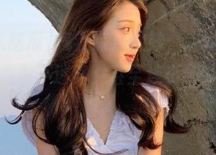 气氛有点微妙，“www.吃瓜”让我永不迷路，甚至连小细节都变得撩人。