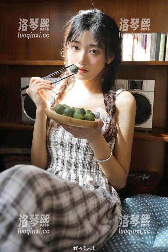 www吃瓜网 www吃瓜网网站:今天的热搜要顶替哪位明星了?