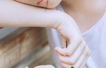 黑历史合集，下载了吃瓜网红后每个人都变身‘旧事重提’。